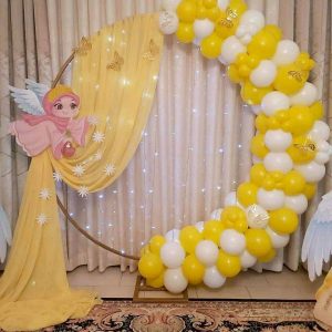 دکور جشن تکلیف با فرشته های زرد و بادکنک آرایی